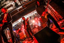 THE BAWDIESのライブの様子。（撮影：柴田恵理）