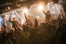 THE BAWDIESのライブの様子。（撮影：柴田恵理）