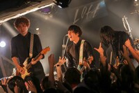 THE BAWDIESのライブの様子。（撮影：柴田恵理）