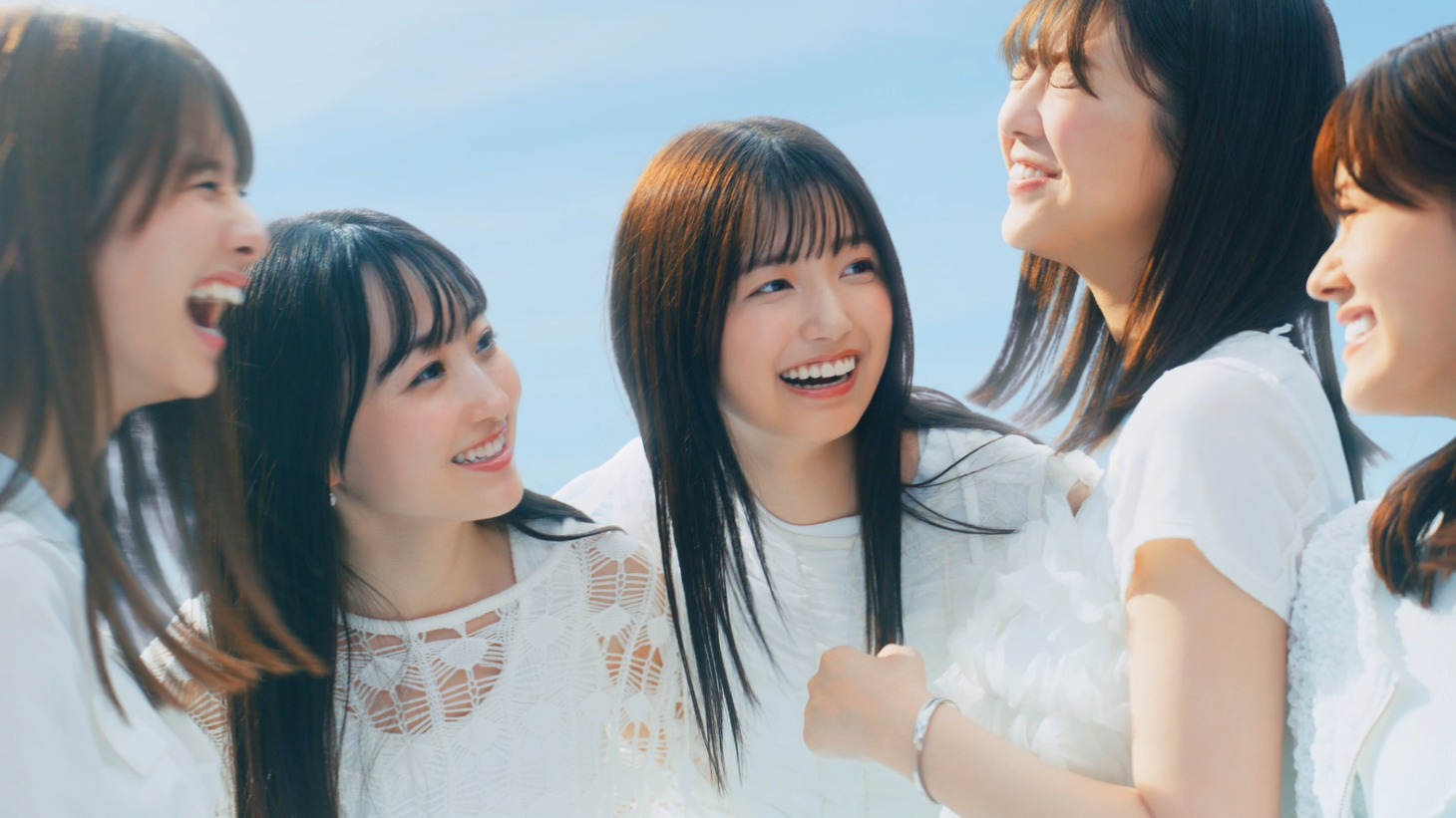 乃木坂46の5期生が出演するコーセー「メイク キープ」シリーズのWeb CMより。(c)乃木坂 46LLC