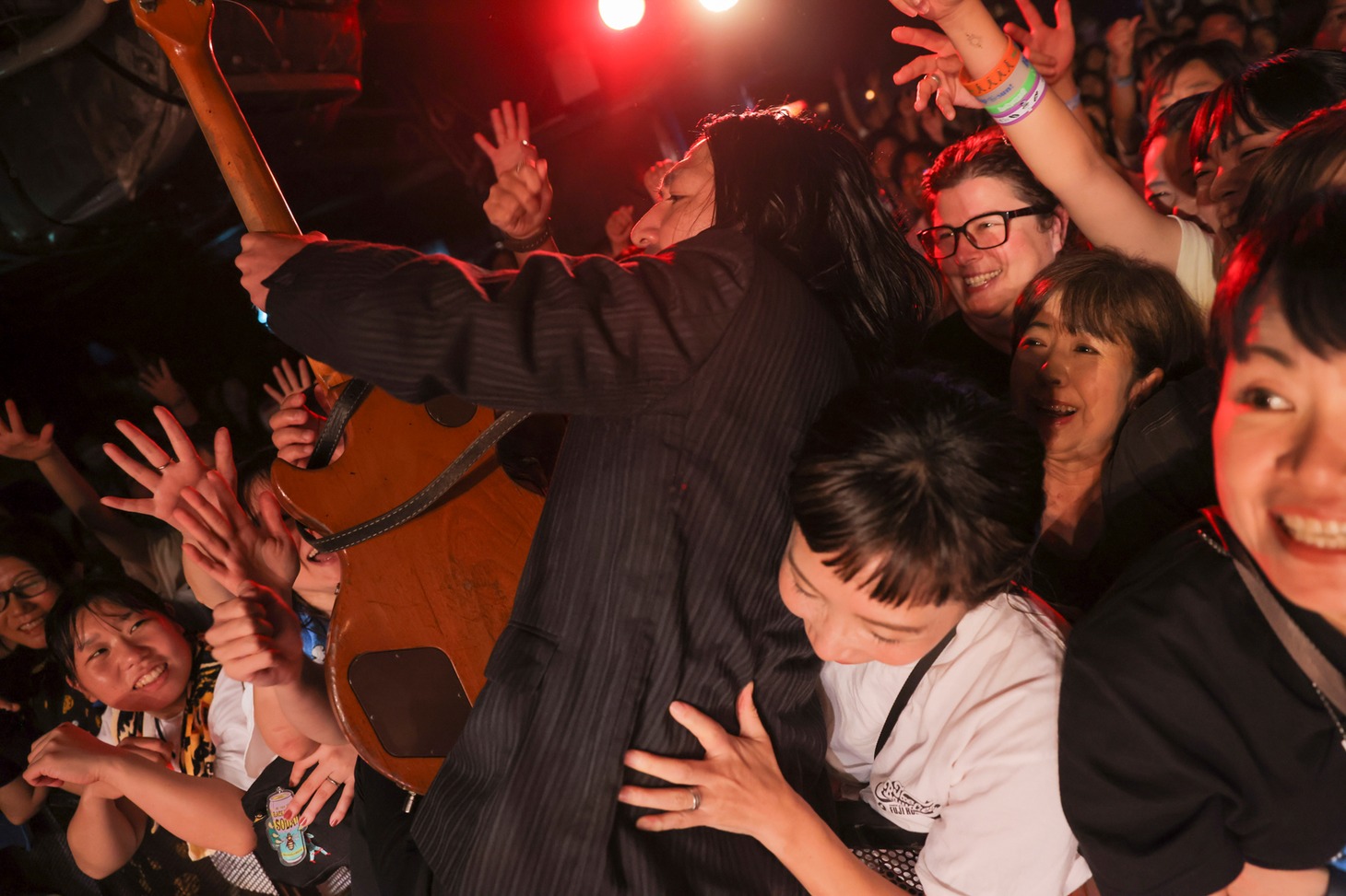 THE BAWDIESのライブの様子。（撮影：柴田恵理）