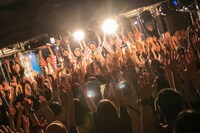 THE BAWDIESのライブの様子。（撮影：柴田恵理）