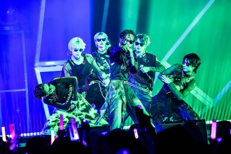 「JAPANESE PSYCHO」を披露する龍宮城。（撮影：森好弘）