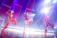 「SEAFOOD」を歌うS、Ray、齋木春空（左から）。（撮影：森好弘）