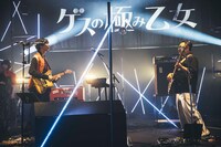 左から川谷絵音（Vo, G）、休日課長（B）。（撮影：横山マサト）