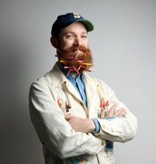 メインビジュアルのイラストを手がけたエイドリアン・ホーガン。