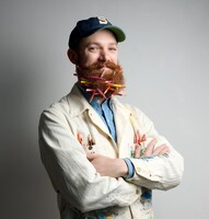 メインビジュアルのイラストを手がけたエイドリアン・ホーガン。