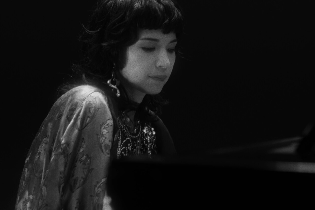 Superflyがピアノで弾き語る、新曲「Charade」のミュージックビデオ公開