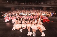 でび楽団とともにフロアをバックに記念撮影するDevil ANTHEM.。（撮影：笹森健一）