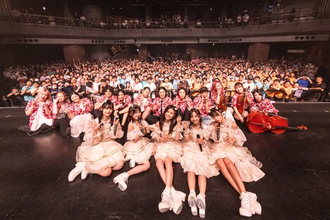 でび楽団とともにフロアをバックに記念撮影するDevil ANTHEM.。（撮影：笹森健一）