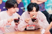 超特急のリョウガとタクヤのもぐもぐタイム。(c)「DAN! DAN! EBiDAN!」製作委員会
