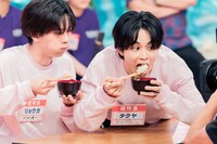 超特急のリョウガとタクヤのもぐもぐタイム。(c)「DAN! DAN! EBiDAN!」製作委員会