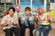 左から屋敷裕政(ニューヨーク)、香取慎吾、青山テルマ。(c)読売テレビ