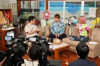 左から屋敷裕政（ニューヨーク）、香取慎吾、青山テルマ。(c)読売テレビ