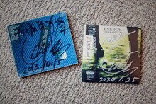 万城目が所有している、Chageのサイン入りCD。