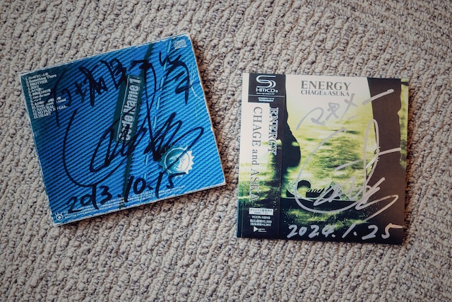 万城目が所有している、Chageのサイン入りCD。