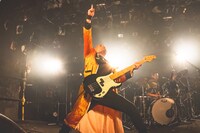 武井靖典（B / MO'SOME TONEBENDER）（撮影：ヤギタツノリ）