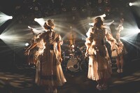 RAYとMO'SOME TONEBENDERによるコラボパフォーマンスの様子。（撮影：ヤギタツノリ）