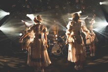 RAYとMO'SOME TONEBENDERによるコラボパフォーマンスの様子。（撮影：ヤギタツノリ）