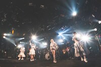 RAYとMO'SOME TONEBENDERによるコラボパフォーマンスの様子。（撮影：ヤギタツノリ）