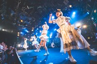 RAYとMO'SOME TONEBENDERによるコラボパフォーマンスの様子。（撮影：ヤギタツノリ）