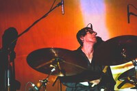 秋山タカヒコ（Dr / downy）（撮影：ヤギタツノリ）