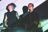 downyのSUNNOVA（Samlper, Syn）、青木ロビン（Vo,G）。（撮影：ヤギタツノリ）