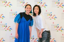 左からSHELLY、宇多田ヒカル。