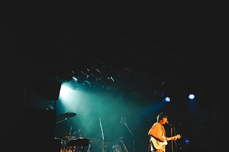 吉田靖直（Vo）（撮影：松永樹）