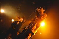 PLASTICMAIと吉田靖直（Vo）。（撮影：松永樹）