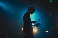 吉田靖直（Vo）（撮影：松永樹）