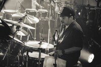 大垣翔（Dr）（撮影：松永樹）