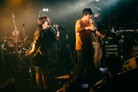 PLASTICMAIと吉田靖直（Vo）。（撮影：Taio Konishi）