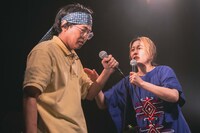 Step By Stepのライブを止めるオラリー（Vo）。（撮影：廣田達也）