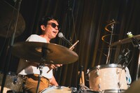 あだち麗三郎（Dr）（撮影：廣田達也）