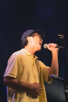 片岡シン（Vo）（撮影：廣田達也）