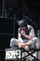 Deu（Vo, G, B, Other / PEOPLE 1）（Photo by SARU［SARUYA AYUMI］）