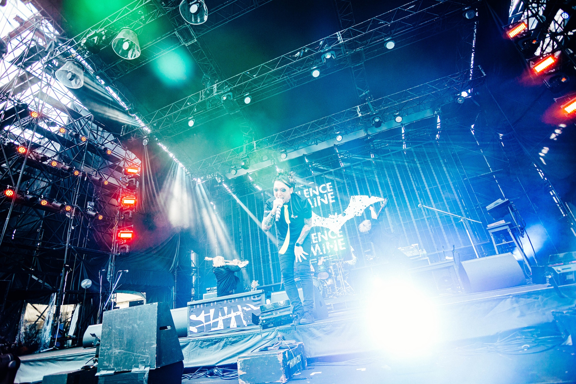 川谷絵音（Vo, G, Syn / ゲスの極み乙女）の後ろ姿。（Photo by SARU