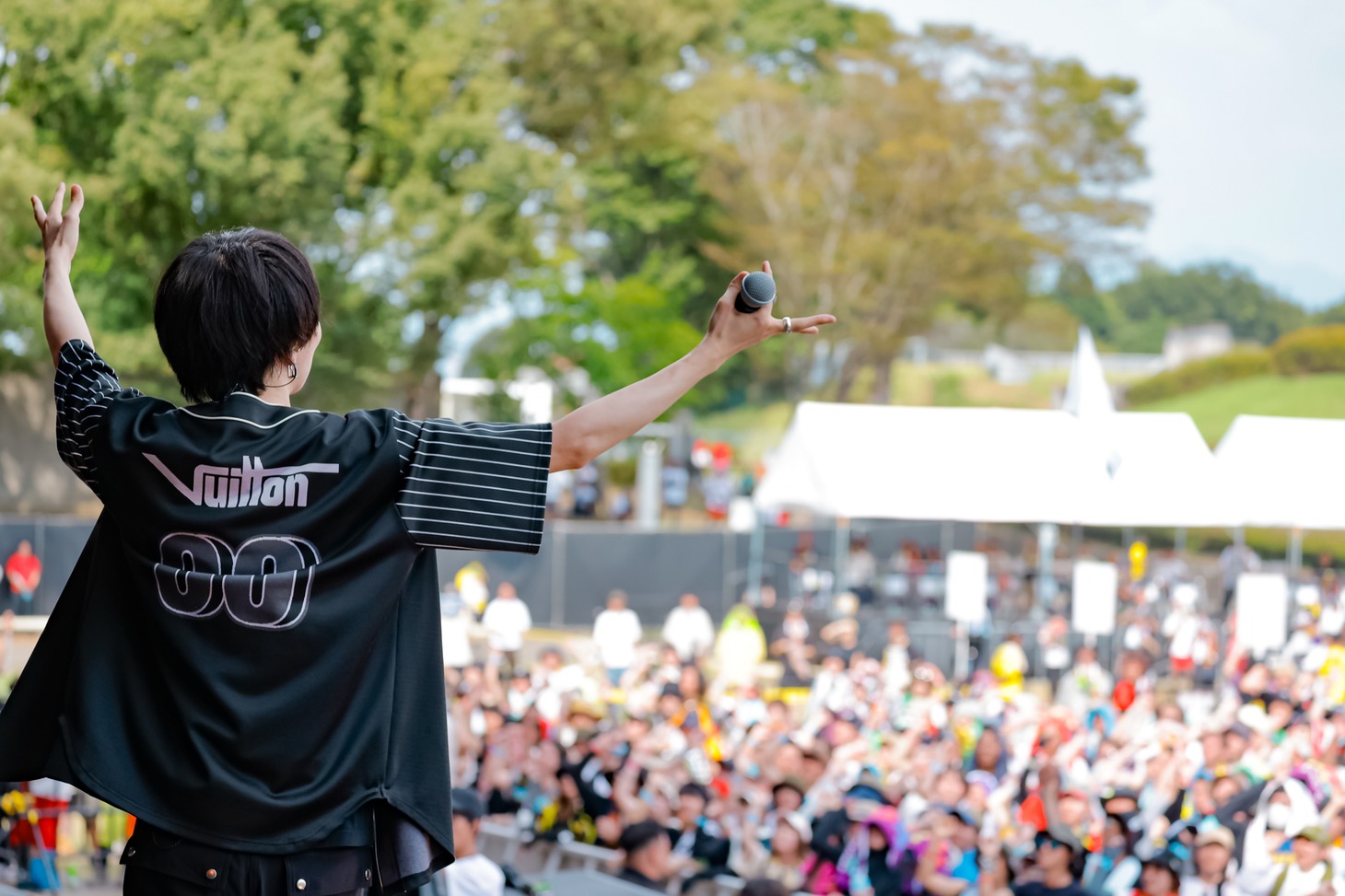 川谷絵音（Vo, G, Syn / ゲスの極み乙女）の後ろ姿。（Photo by SARU［SARUYA AYUMI］）