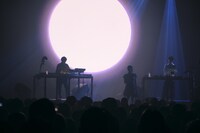 Mei Takahashi（LAUSBUB）とパソコン音楽クラブ。（撮影：yuma yoshitsugu）