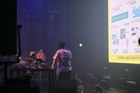 グッズを紹介するパソコン音楽クラブ。（撮影：yuma yoshitsugu）