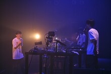 川辺素（ミツメ）とパソコン音楽クラブ。（撮影：yuma yoshitsugu）