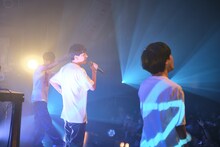 川辺素（ミツメ）を迎えた「海鳴り」の様子。（撮影：yuma yoshitsugu）