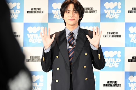 フォトセッション中の山下幸輝。