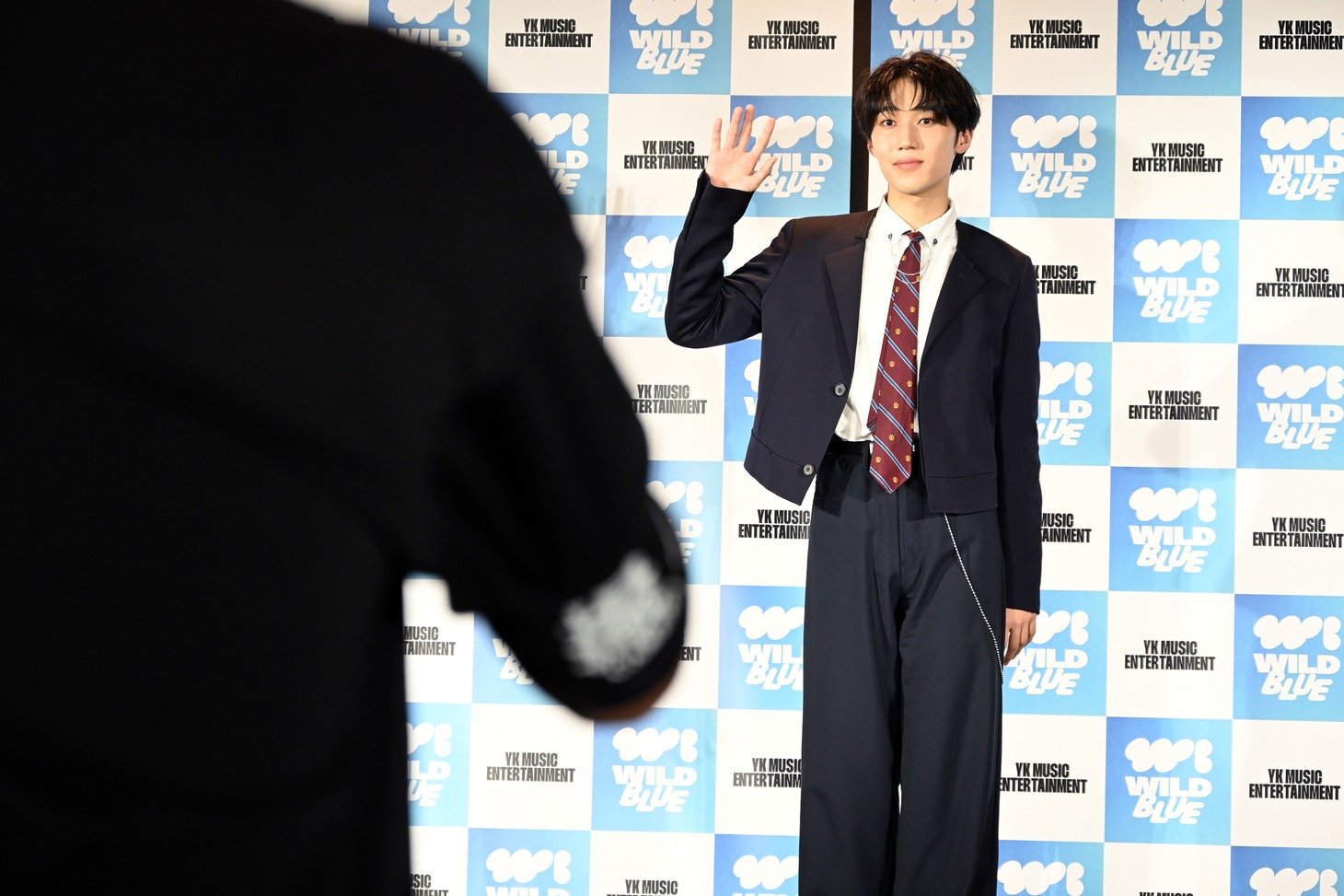 フォトセッション中の鈴川直哉。