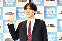 ポーズを求められ、とっさにピースする鈴川直哉。