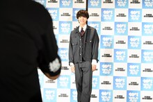 フォトセッション中の池田優斗。