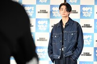 フォトセッション中の鈴陽向。