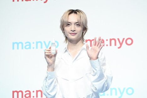 手を振る玉森裕太（Kis-My-Ft2）。