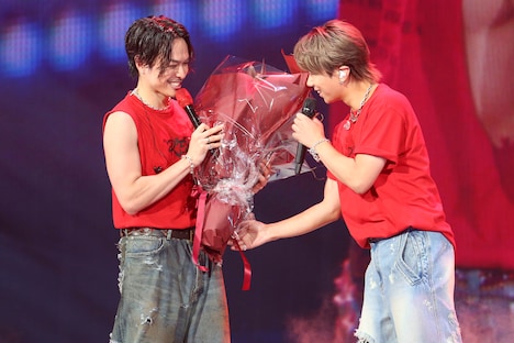 今市隆二（左）に花束を渡す北山宏光（右）。